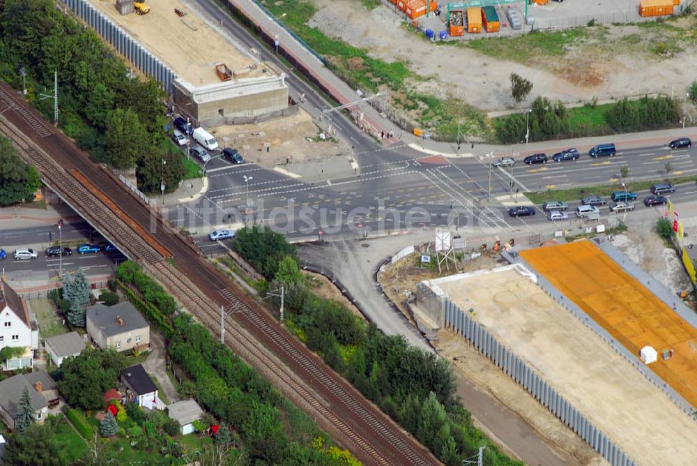 Berlin von oben - Blick auf eine Brückenbaustelle der Sächsische Bau GmbH an der Oberspreestraße in Berlin-Niederschöneweide. Sächsische Bau GmbH