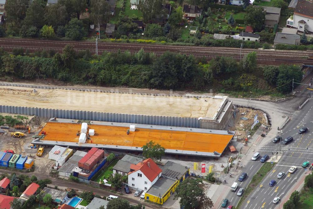 Berlin aus der Vogelperspektive: Blick auf eine Brückenbaustelle der Sächsische Bau GmbH an der Oberspreestraße in Berlin-Niederschöneweide. Sächsische Bau GmbH