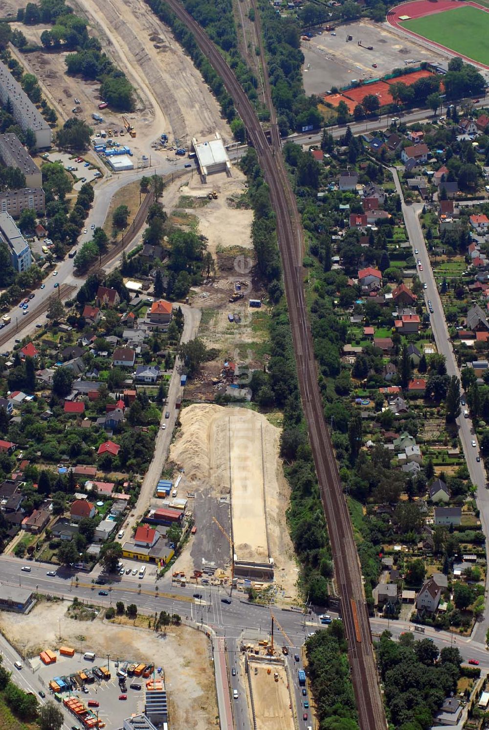 Berlin aus der Vogelperspektive: Blick auf Brückenbaustellen der Schälerbau Berlin GmbH in der Oberspreestraße (vorn) und in der Dörpfeldstraße in Berlin-Niederschöneweide