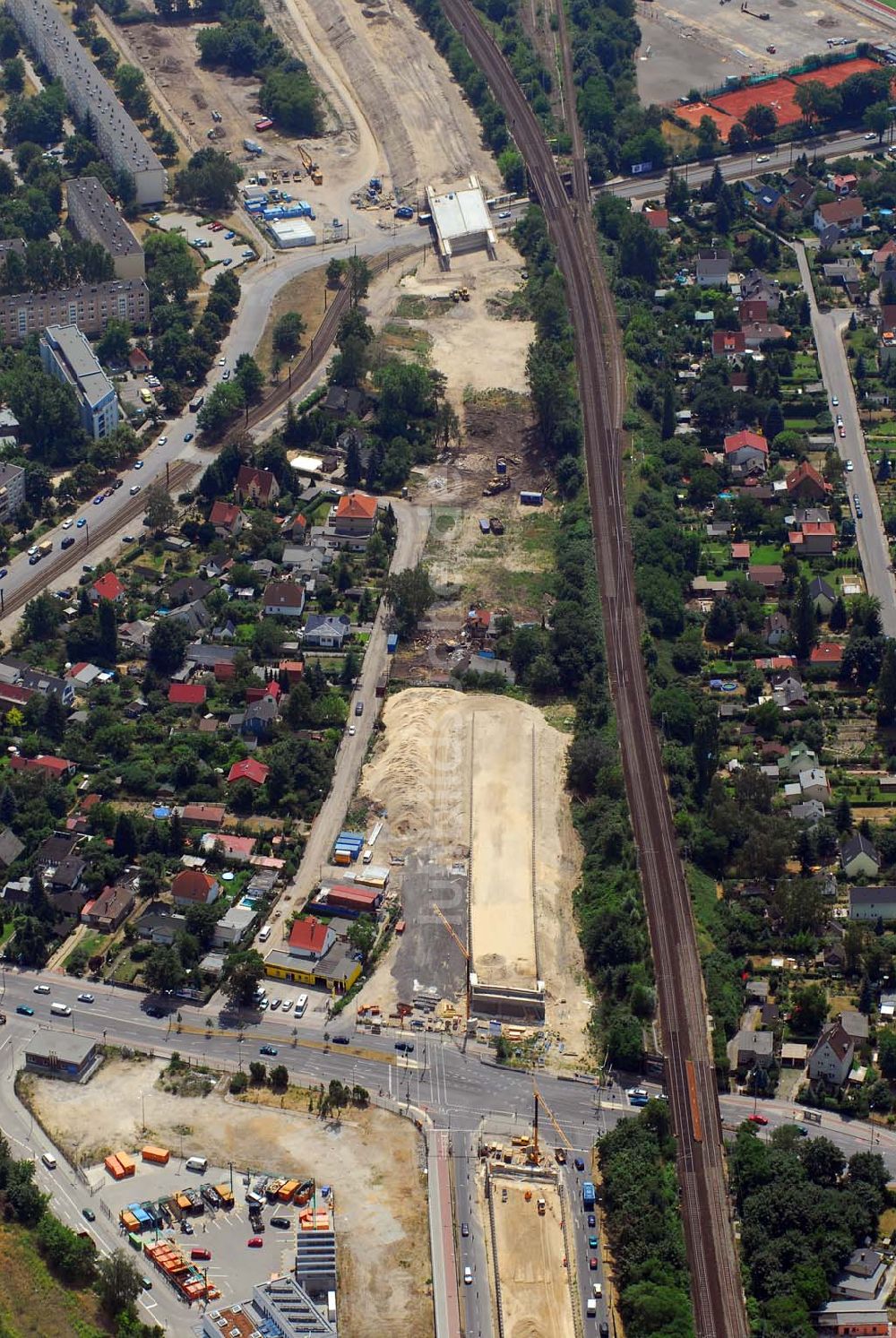 Luftbild Berlin - Blick auf Brückenbaustellen der Schälerbau Berlin GmbH in der Oberspreestraße (vorn) und in der Dörpfeldstraße in Berlin-Niederschöneweide