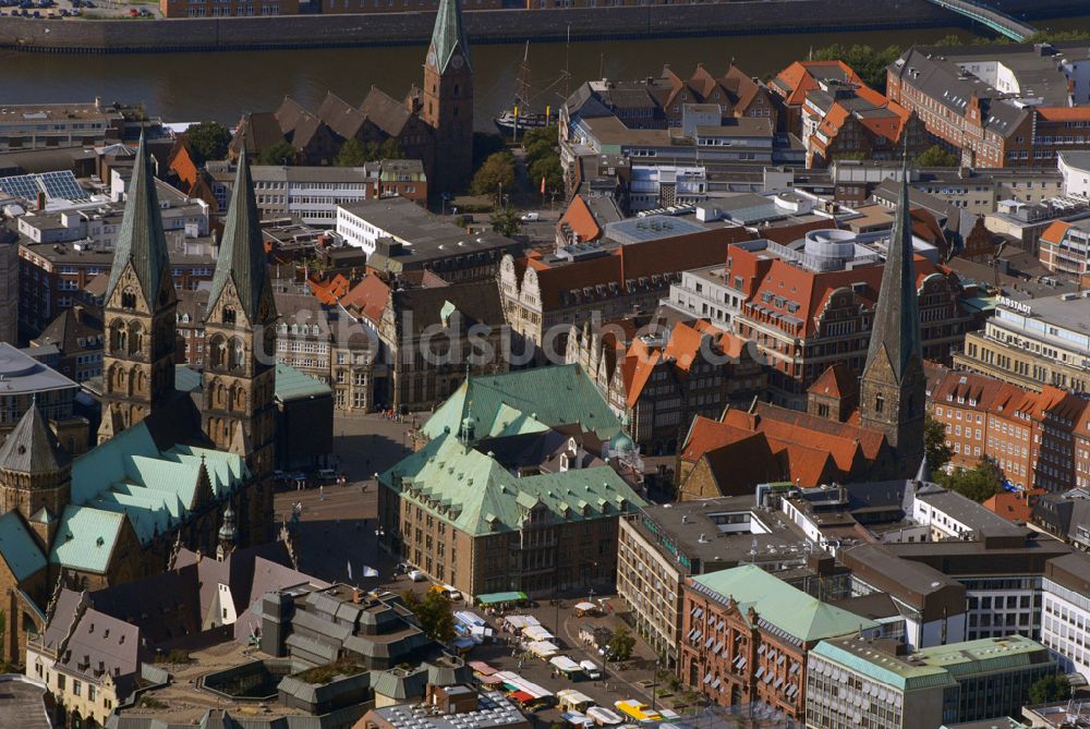 Luftbild Bremen - Blick auf die Bremer Altstadt mit dem Bremer Rathaus und dem Marktplatz.