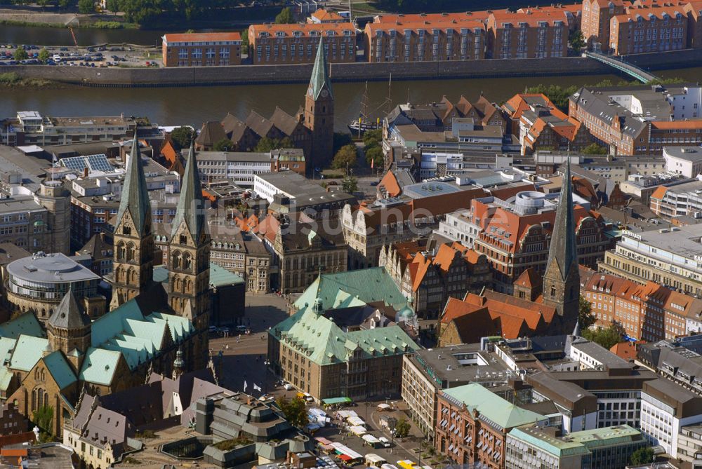 Luftaufnahme Bremen - Blick auf die Bremer Altstadt mit dem Bremer Rathaus und dem Marktplatz.