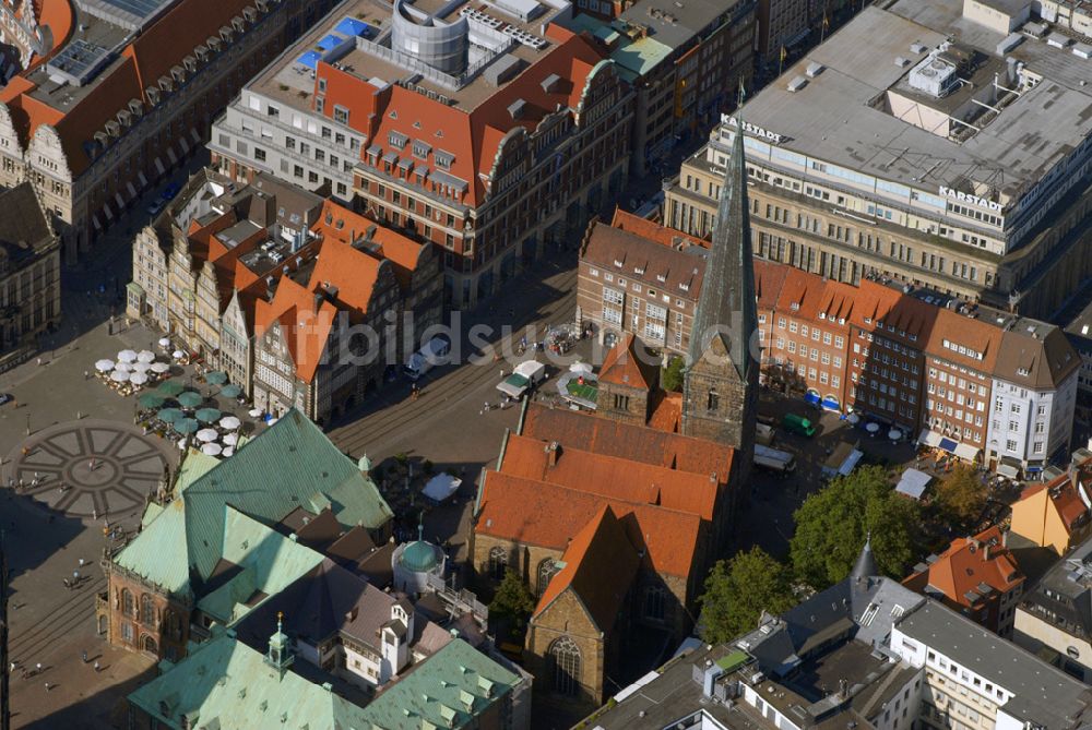 Luftaufnahme Bremen - Blick auf die Bremer Altstadt mit dem Bremer Rathaus und dem Marktplatz.