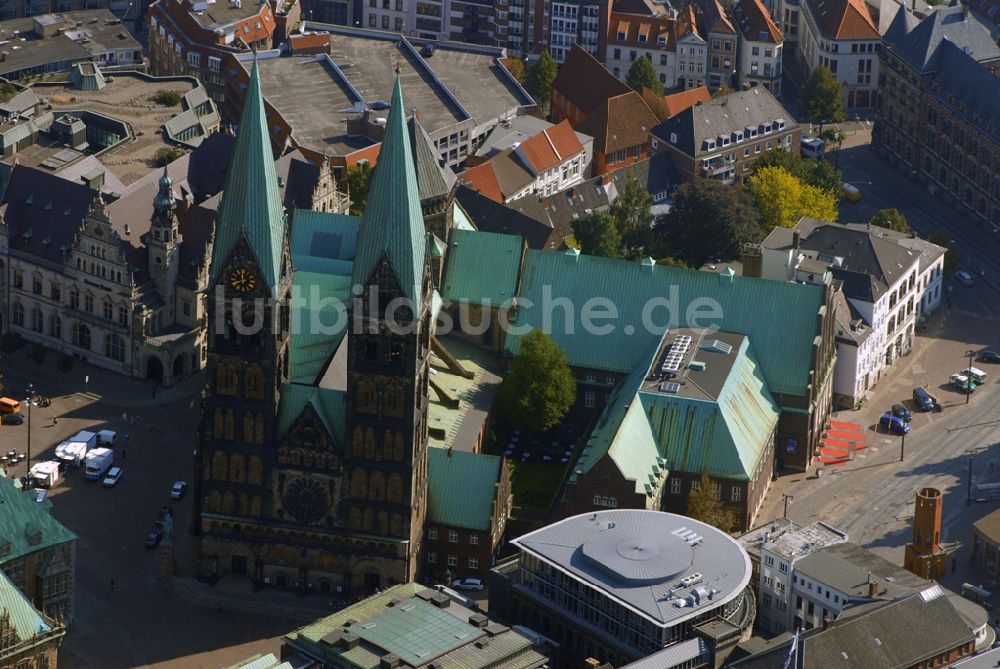 Bremen aus der Vogelperspektive: Blick auf die Bremer Altstadt mit dem Bremer Rathaus und dem Marktplatz.