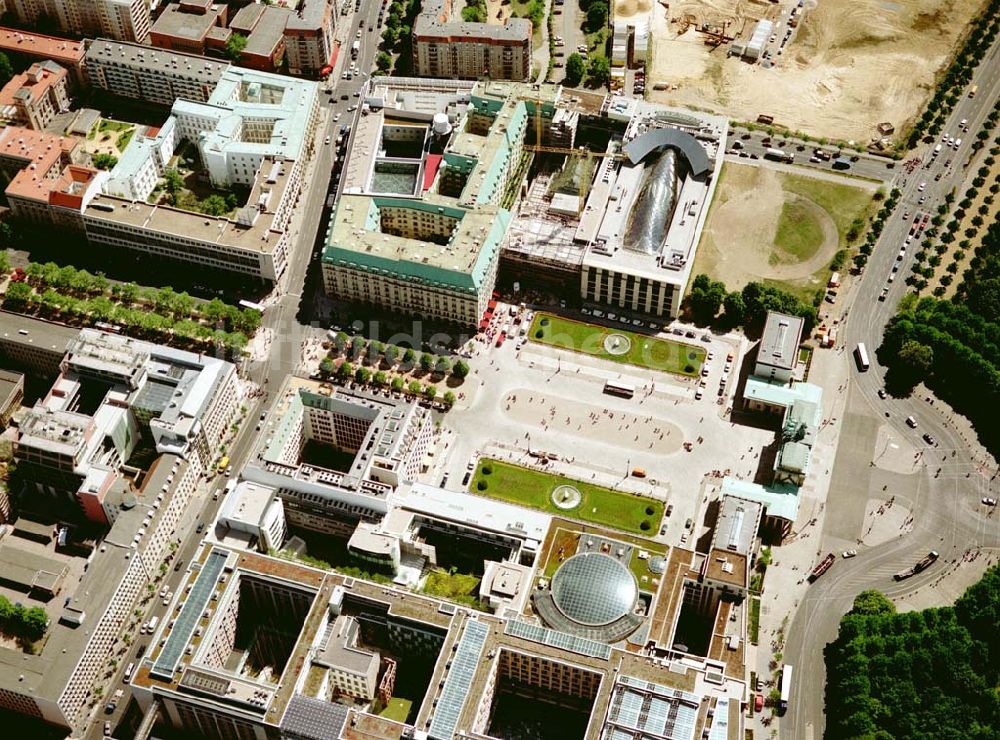 Luftaufnahme Berlin - Blick auf das Büro- und Geschäftshaus Unter den Linden 78 der STOFFEL HOLDING GmbH vor der Französischen Botschaft am Pariser Platz mit dem Brandenburger Tor in unmittelbarer Nähe zum Spreebogen - Regierungsviertel