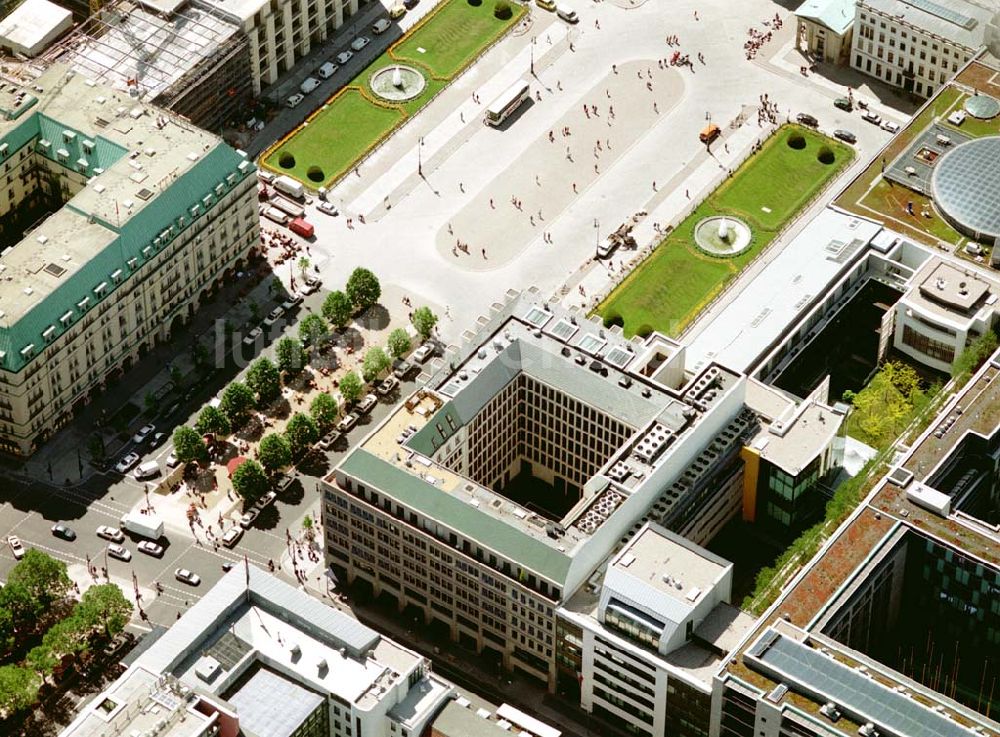 Berlin von oben - Blick auf das Büro- und Geschäftshaus Unter den Linden 78 der STOFFEL HOLDING GmbH vor der Französischen Botschaft am Pariser Platz mit dem Brandenburger Tor in unmittelbarer Nähe zum Spreebogen - Regierungsviertel