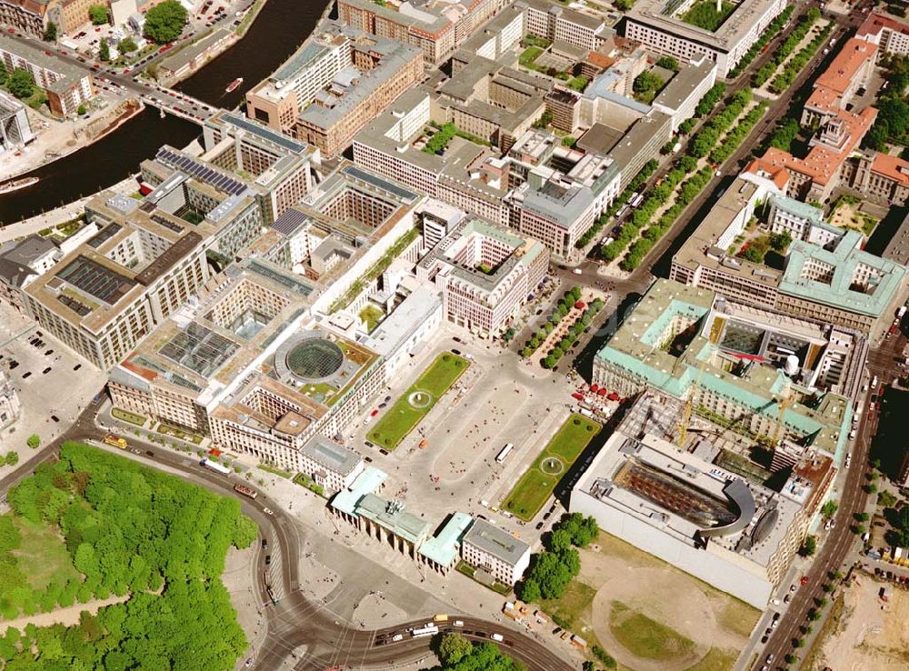 Luftbild Berlin - Blick auf das Büro- und Geschäftshaus Unter den Linden 78 der STOFFEL HOLDING GmbH vor der Französischen Botschaft am Pariser Platz mit dem Brandenburger Tor in unmittelbarer Nähe zum Spreebogen - Regierungsviertel