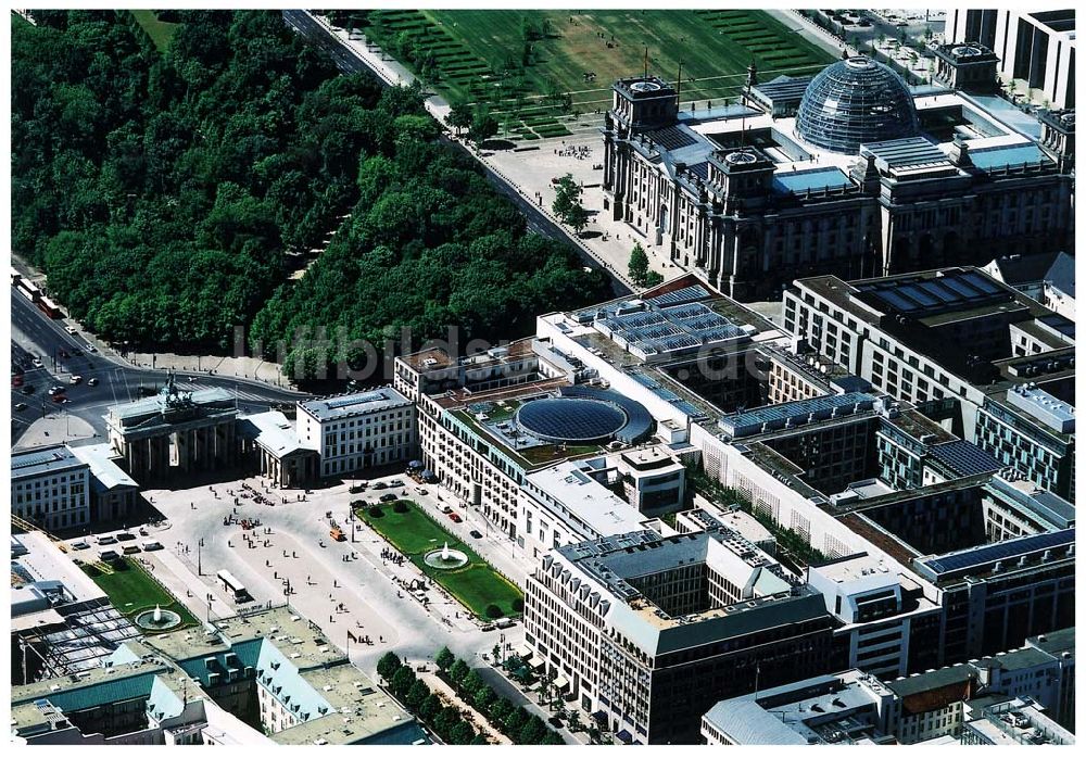 Luftaufnahme Berlin - Blick auf das Büro- und Geschäftshaus Unter den Linden 78 der STOFFEL HOLDING GmbH vor der Französischen Botschaft am Pariser Platz mit dem Brandenburger Tor in unmittelbarer Nähe zum Spreebogen - Regierungsviertel