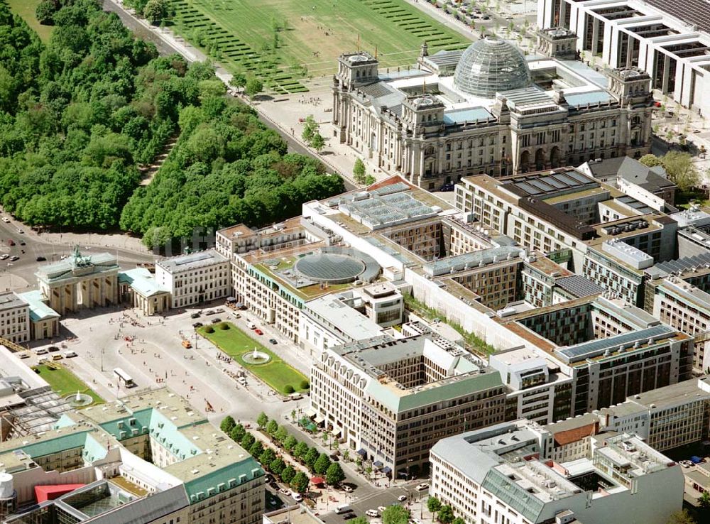 Berlin von oben - Blick auf das Büro- und Geschäftshaus Unter den Linden 78 der STOFFEL HOLDING GmbH vor der Französischen Botschaft am Pariser Platz mit dem Brandenburger Tor in unmittelbarer Nähe zum Spreebogen - Regierungsviertel