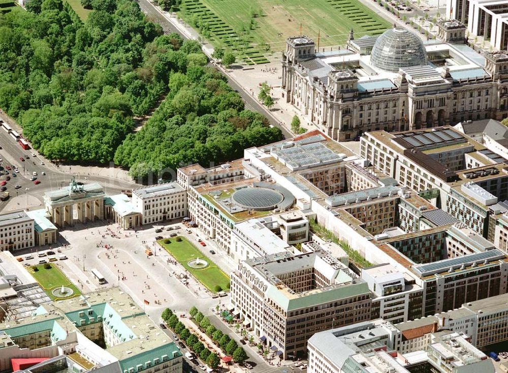 Berlin aus der Vogelperspektive: Blick auf das Büro- und Geschäftshaus Unter den Linden 78 der STOFFEL HOLDING GmbH vor der Französischen Botschaft am Pariser Platz mit dem Brandenburger Tor in unmittelbarer Nähe zum Spreebogen - Regierungsviertel