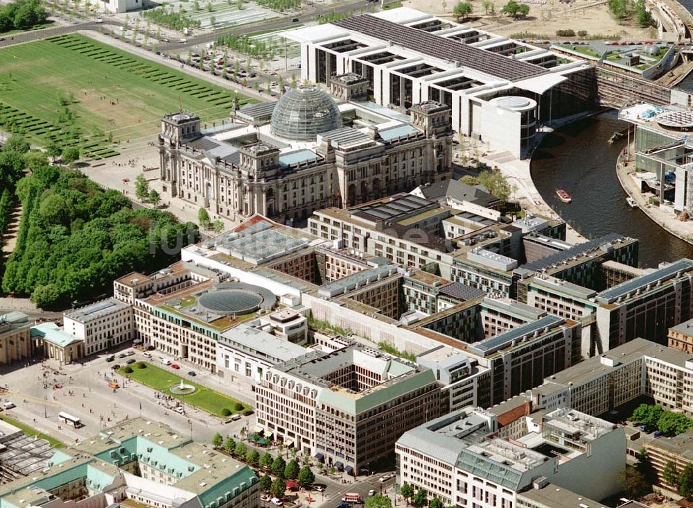 Luftbild Berlin - Blick auf das Büro- und Geschäftshaus Unter den Linden 78 der STOFFEL HOLDING GmbH vor der Französischen Botschaft am Pariser Platz mit dem Brandenburger Tor in unmittelbarer Nähe zum Spreebogen - Regierungsviertel