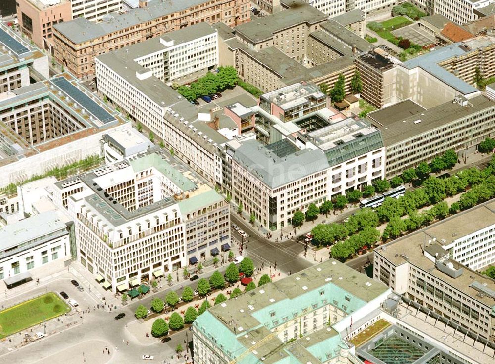 Luftaufnahme Berlin - Blick auf das Büro- und Geschäftshaus Unter den Linden 78 der STOFFEL HOLDING GmbH vor der Französischen Botschaft am Pariser Platz mit dem Brandenburger Tor in unmittelbarer Nähe zum Spreebogen - Regierungsviertel