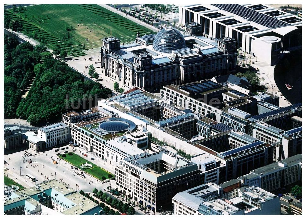 Berlin von oben - Blick auf das Büro- und Geschäftshaus Unter den Linden 78 der STOFFEL HOLDING GmbH vor der Französischen Botschaft am Pariser Platz mit dem Brandenburger Tor in unmittelbarer Nähe zum Spreebogen - Regierungsviertel