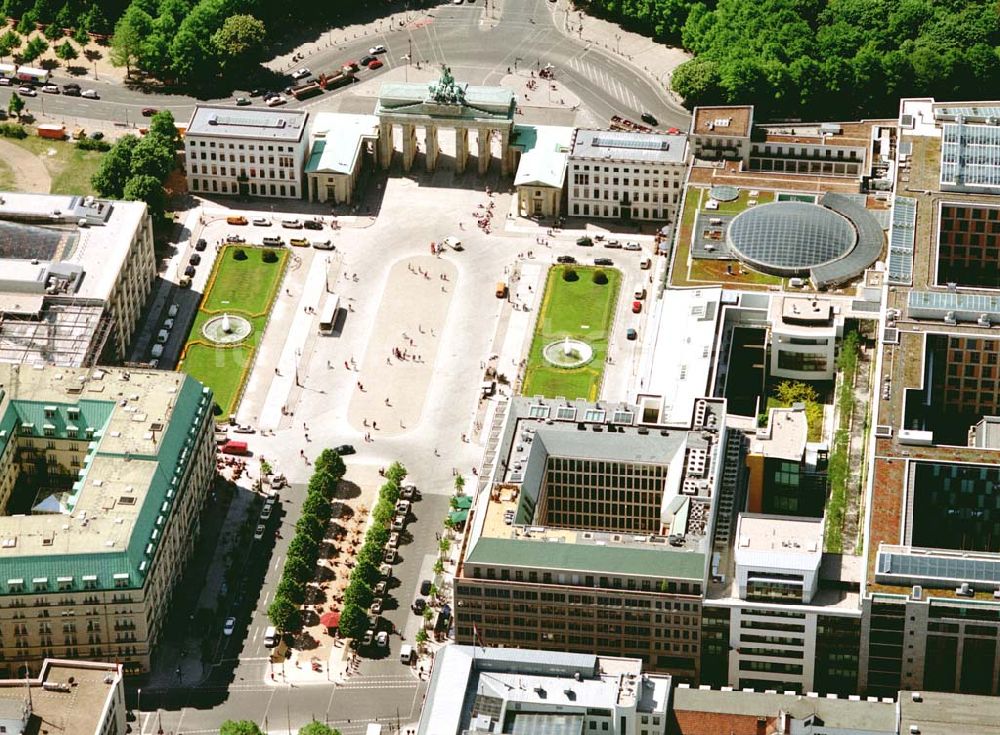 Berlin aus der Vogelperspektive: Blick auf das Büro- und Geschäftshaus Unter den Linden 78 der STOFFEL HOLDING GmbH vor der Französischen Botschaft am Pariser Platz mit dem Brandenburger Tor in unmittelbarer Nähe zum Spreebogen - Regierungsviertel