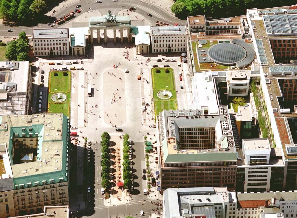 Luftbild Berlin - Blick auf das Büro- und Geschäftshaus Unter den Linden 78 der STOFFEL HOLDING GmbH vor der Französischen Botschaft am Pariser Platz mit dem Brandenburger Tor in unmittelbarer Nähe zum Spreebogen - Regierungsviertel