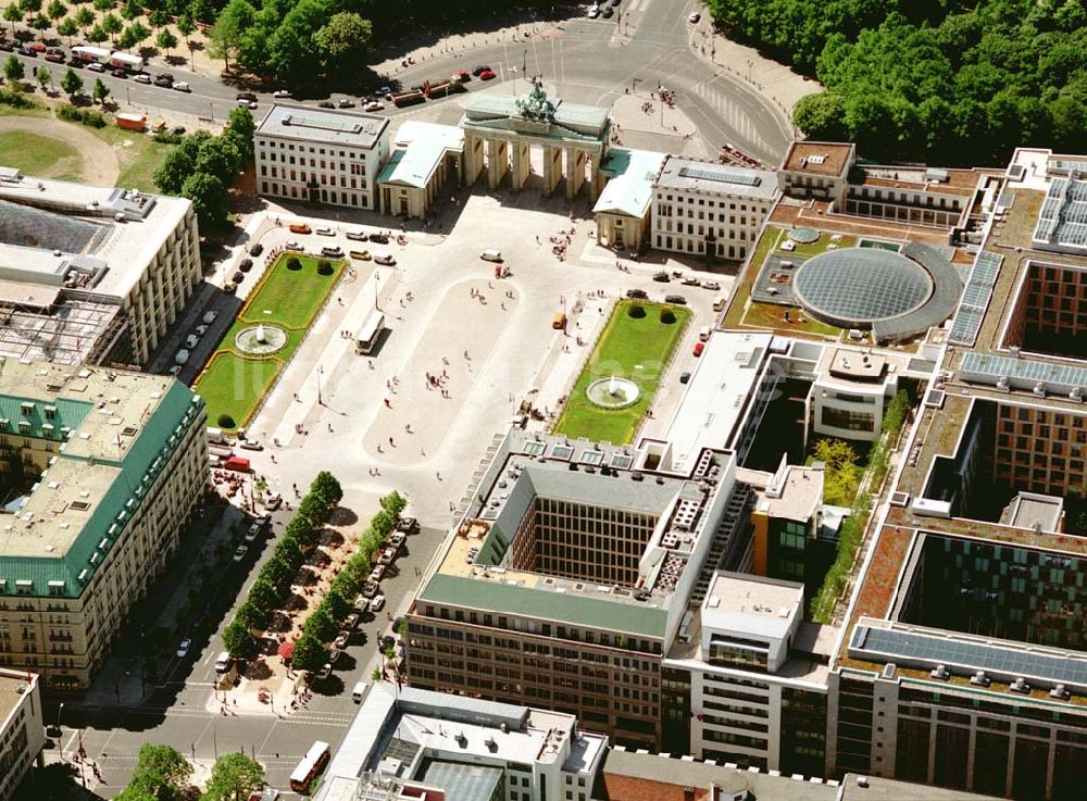 Luftaufnahme Berlin - Blick auf das Büro- und Geschäftshaus Unter den Linden 78 der STOFFEL HOLDING GmbH vor der Französischen Botschaft am Pariser Platz mit dem Brandenburger Tor in unmittelbarer Nähe zum Spreebogen - Regierungsviertel