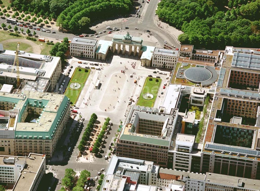 Berlin von oben - Blick auf das Büro- und Geschäftshaus Unter den Linden 78 der STOFFEL HOLDING GmbH vor der Französischen Botschaft am Pariser Platz mit dem Brandenburger Tor in unmittelbarer Nähe zum Spreebogen - Regierungsviertel