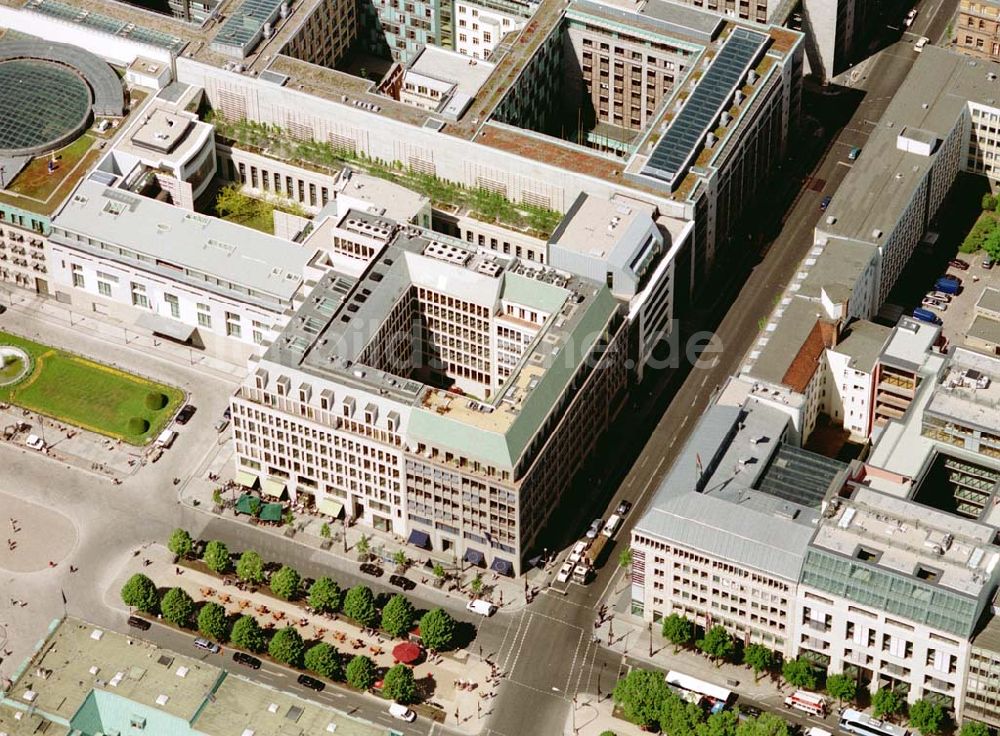 Berlin aus der Vogelperspektive: Blick auf das Büro- und Geschäftshaus Unter den Linden 78 der STOFFEL HOLDING GmbH vor der Französischen Botschaft am Pariser Platz mit dem Brandenburger Tor in unmittelbarer Nähe zum Spreebogen - Regierungsviertel