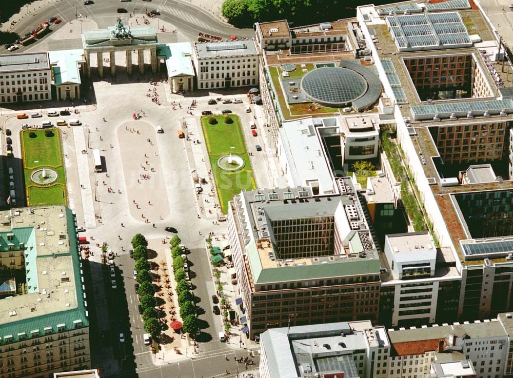 Luftbild Berlin - Blick auf das Büro- und Geschäftshaus Unter den Linden 78 der STOFFEL HOLDING GmbH vor der Französischen Botschaft am Pariser Platz mit dem Brandenburger Tor in unmittelbarer Nähe zum Spreebogen - Regierungsviertel