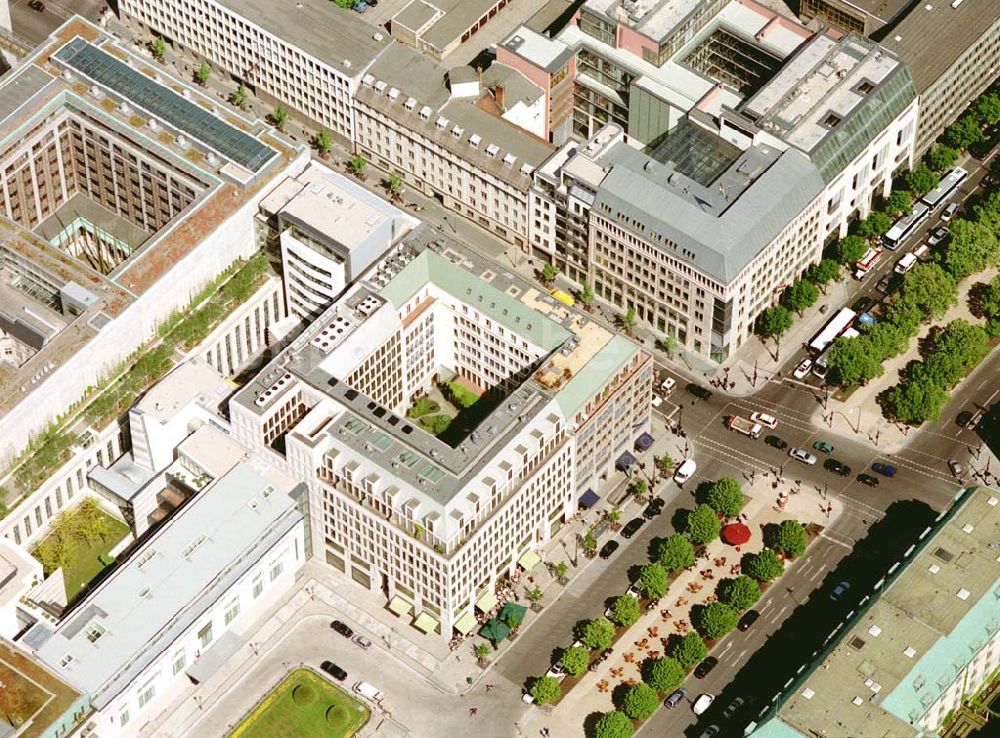 Luftaufnahme Berlin - Blick auf das Büro- und Geschäftshaus Unter den Linden 78 der STOFFEL HOLDING GmbH vor der Französischen Botschaft am Pariser Platz mit dem Brandenburger Tor in unmittelbarer Nähe zum Spreebogen - Regierungsviertel