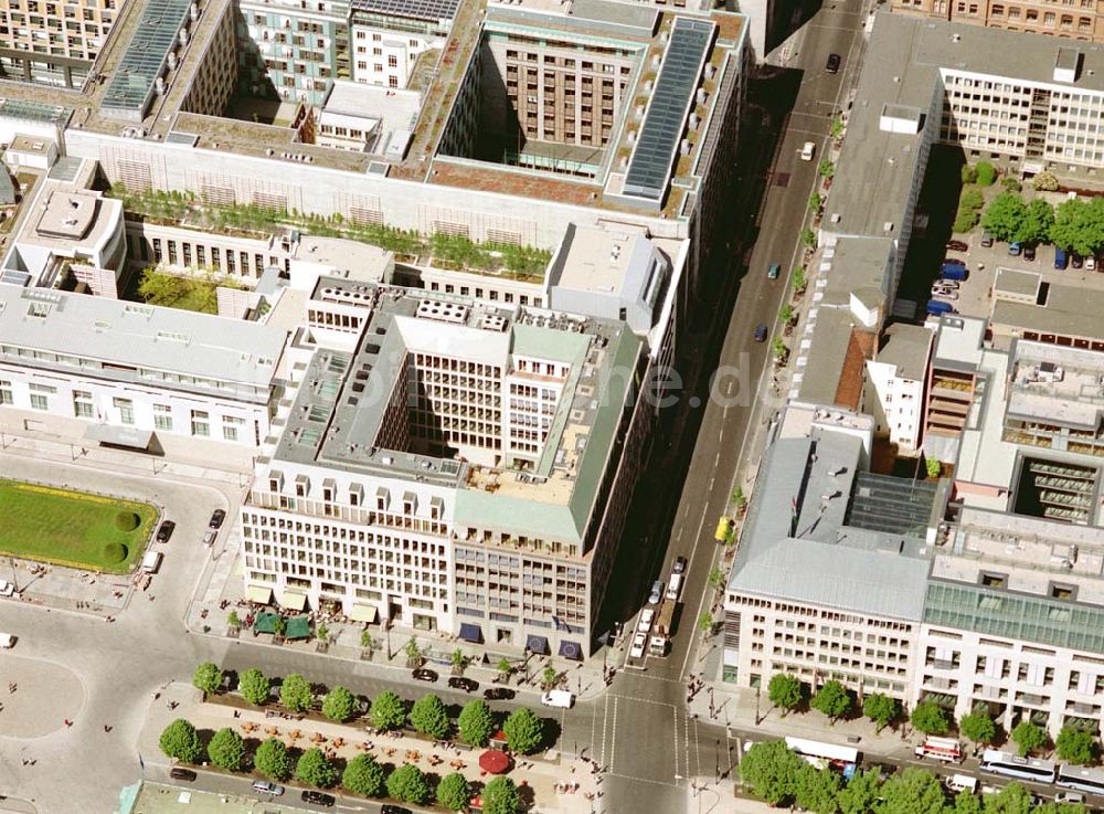 Berlin aus der Vogelperspektive: Blick auf das Büro- und Geschäftshaus Unter den Linden 78 der STOFFEL HOLDING GmbH vor der Französischen Botschaft am Pariser Platz mit dem Brandenburger Tor in unmittelbarer Nähe zum Spreebogen - Regierungsviertel