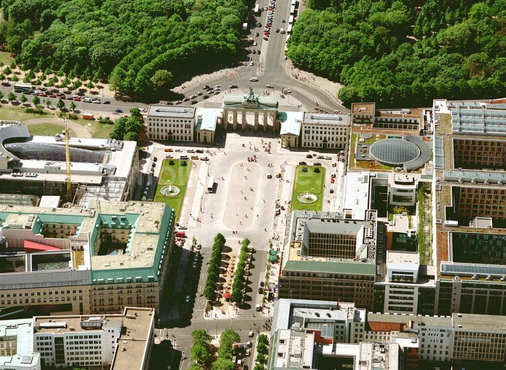 Luftbild Berlin - Blick auf das Büro- und Geschäftshaus Unter den Linden 78 der STOFFEL HOLDING GmbH vor der Französischen Botschaft am Pariser Platz mit dem Brandenburger Tor in unmittelbarer Nähe zum Spreebogen - Regierungsviertel