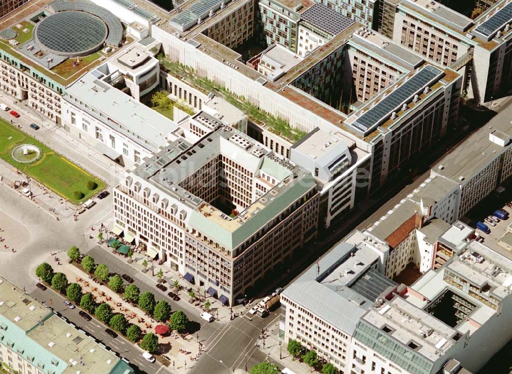 Luftaufnahme Berlin - Blick auf das Büro- und Geschäftshaus Unter den Linden 78 der STOFFEL HOLDING GmbH vor der Französischen Botschaft am Pariser Platz mit dem Brandenburger Tor in unmittelbarer Nähe zum Spreebogen - Regierungsviertel