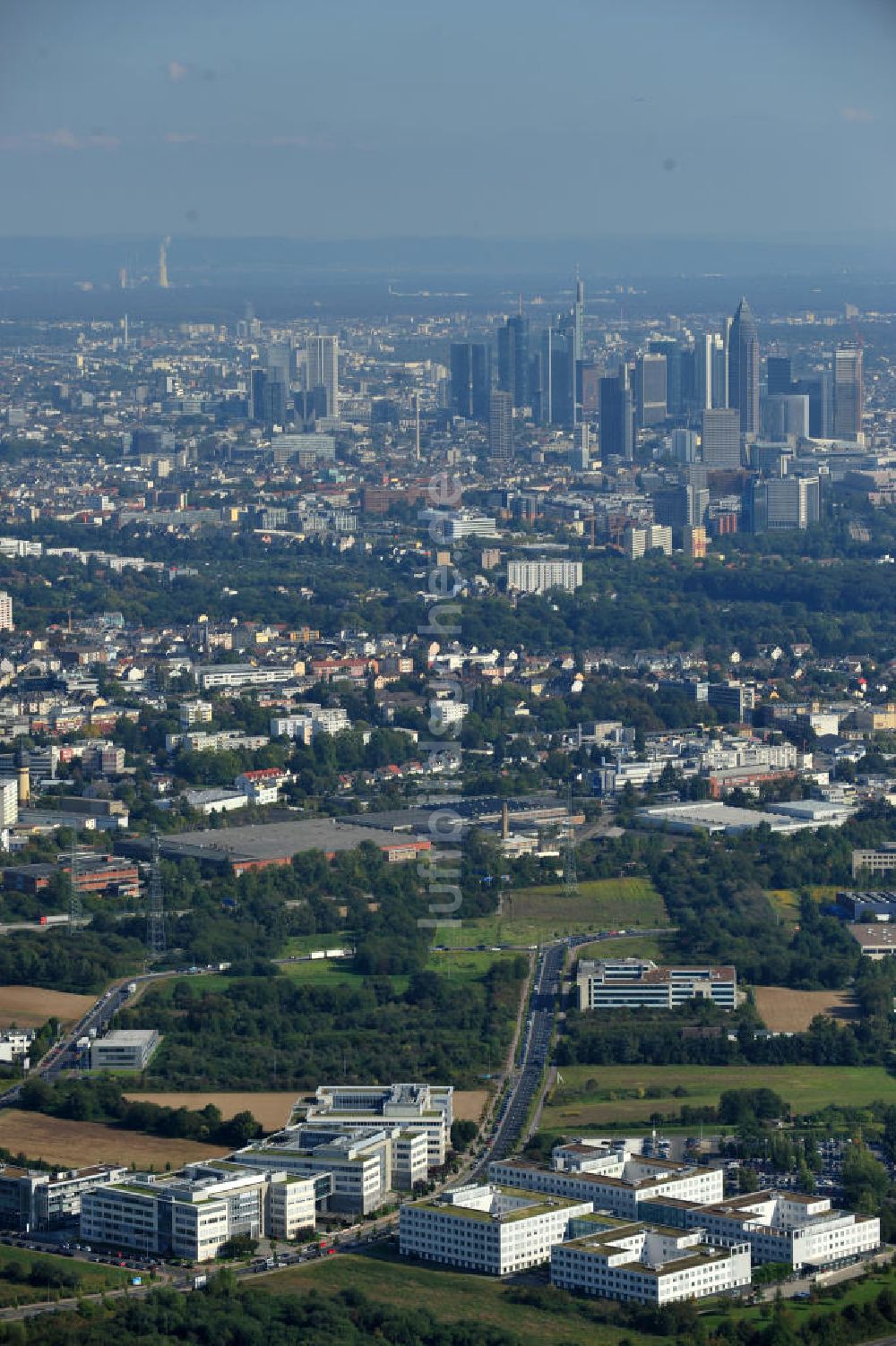 Luftbild Frankfurt am Main - Blick auf das Büro- und Geschäftshausareal an der Wilhem-Fey-Strasse / Flurscheideweg am Eschborner Dreieck im Stadtteil Sossenheim