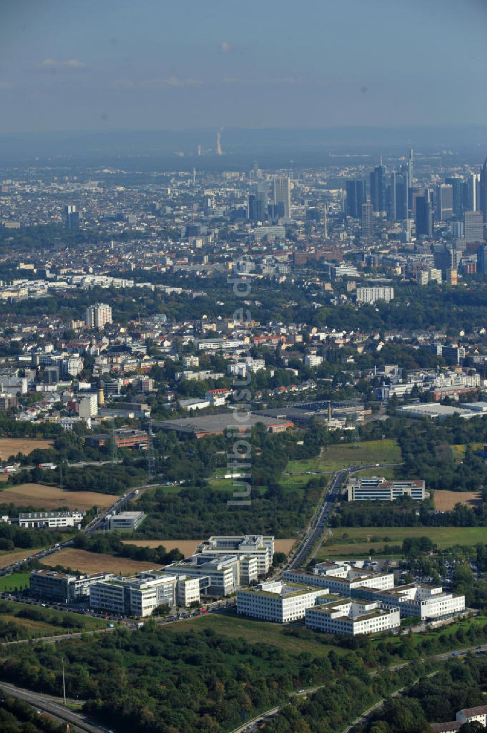 Luftaufnahme Frankfurt am Main - Blick auf das Büro- und Geschäftshausareal an der Wilhem-Fey-Strasse / Flurscheideweg am Eschborner Dreieck im Stadtteil Sossenheim