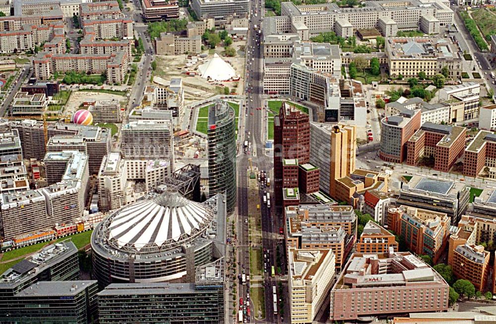 Berlin - Tiergarten von oben - Blick auf die Büro- und Geschäftshäuser des Potsdamer Platzes mit dem SONY-Center und dem Leipziger Platz im Hintergrund