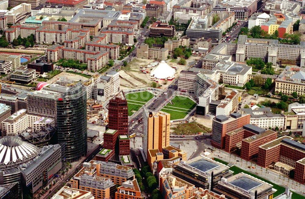 Luftaufnahme Berlin - Tiergarten - Blick auf die Büro- und Geschäftshäuser des Potsdamer Platzes mit dem SONY-Center und dem Leipziger Platz im Hintergrund