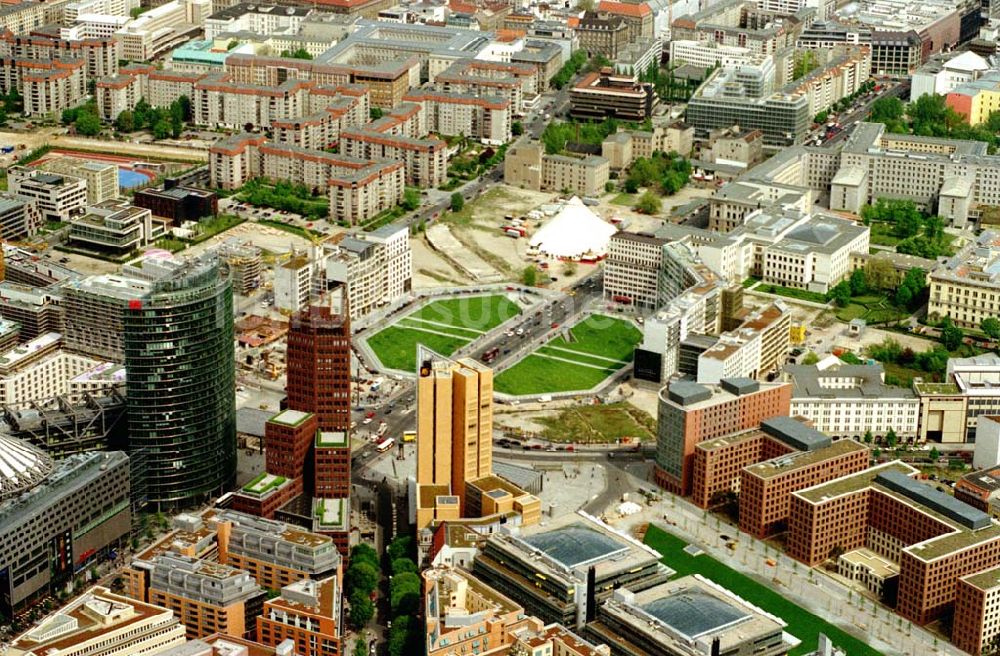 Berlin - Tiergarten von oben - Blick auf die Büro- und Geschäftshäuser des Potsdamer Platzes mit dem SONY-Center und dem Leipziger Platz im Hintergrund