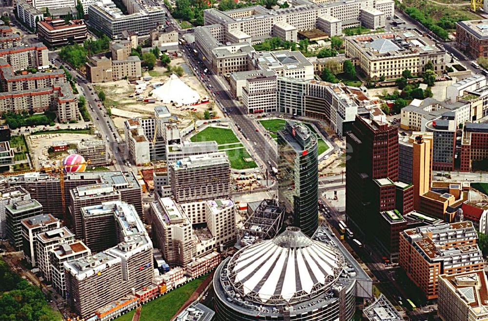 Berlin - Tiergarten von oben - Blick auf die Büro- und Geschäftshäuser des Potsdamer Platzes mit dem SONY-Center und dem Leipziger Platz im Hintergrund