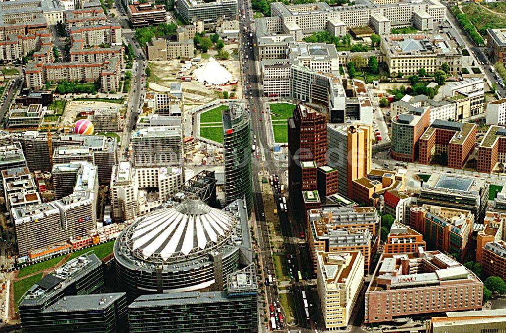 Berlin - Tiergarten aus der Vogelperspektive: Blick auf die Büro- und Geschäftshäuser des Potsdamer Platzes mit dem SONY-Center und dem Leipziger Platz im Hintergrund