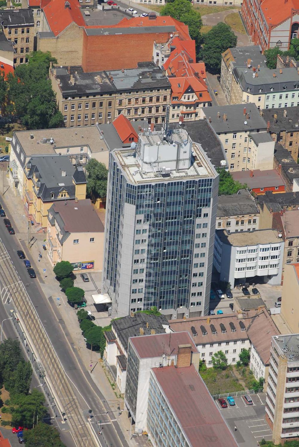 Halle/Saale aus der Vogelperspektive: Blick auf ein Bürogebäude an der Merseburger Straße in Halle