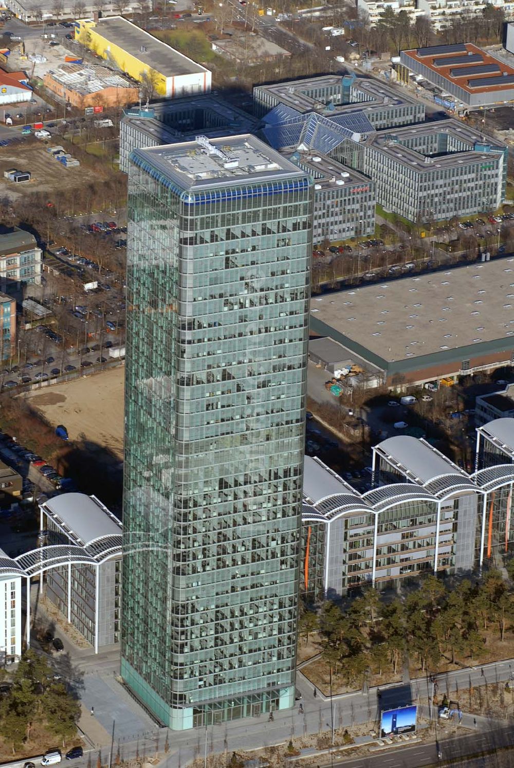 München von oben - Blick auf den Bürokomplex Uptown in München