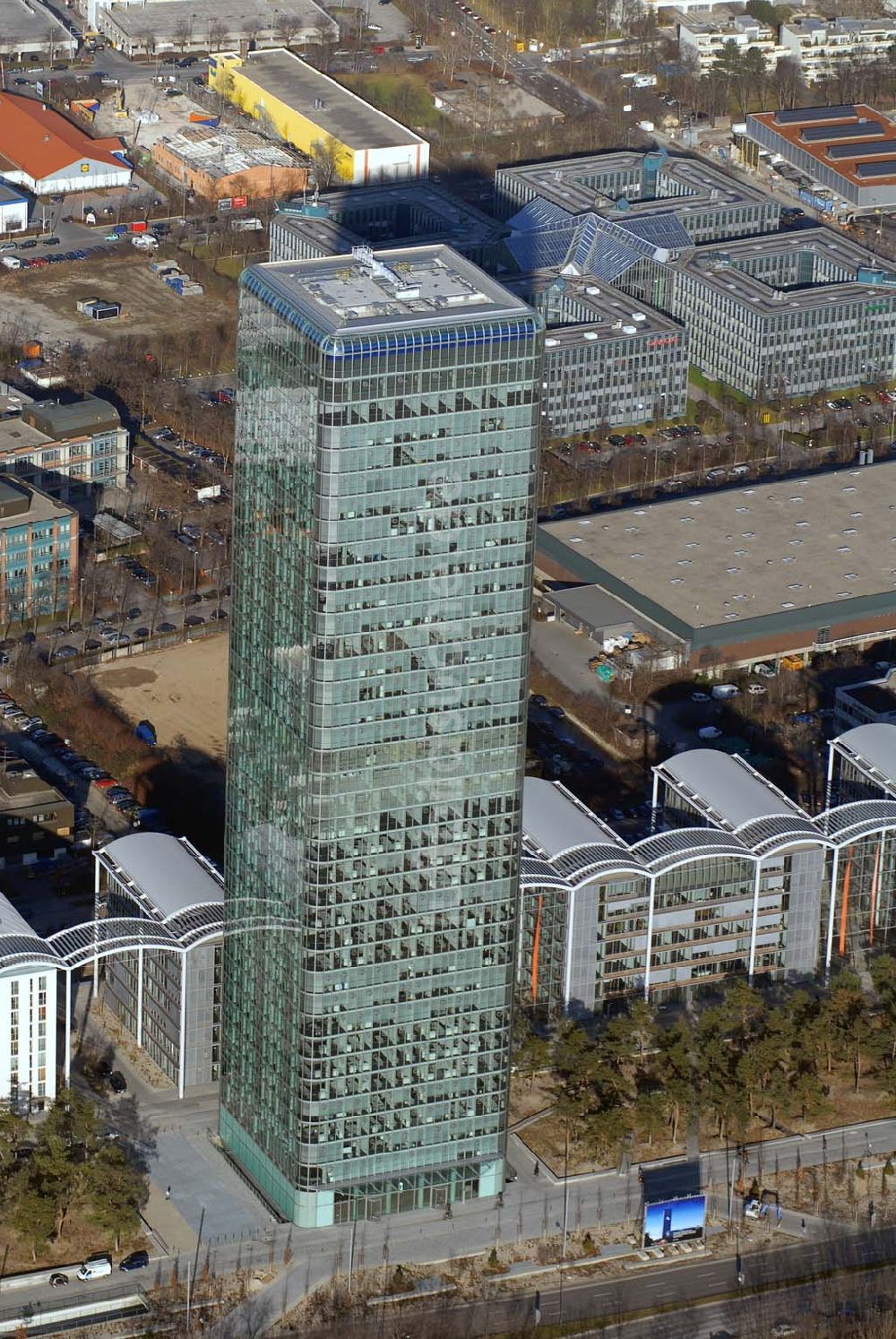 München aus der Vogelperspektive: Blick auf den Bürokomplex Uptown in München