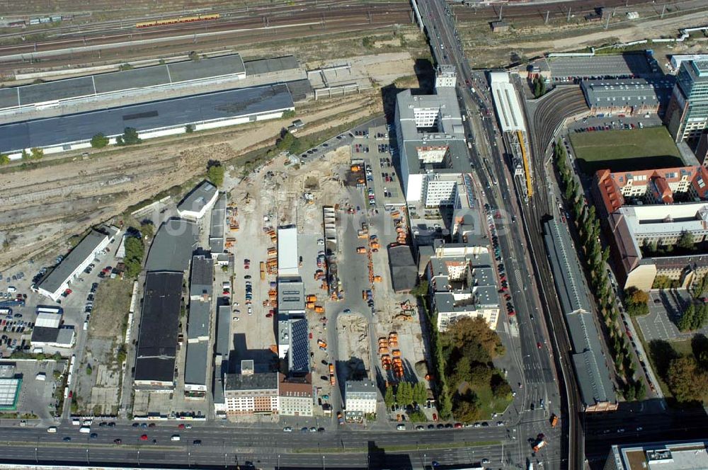 Berlin / Friedrichshain. von oben - Blick auf den BSR-Hof an der Warschauer Brücke und den alten Rangierbahnhof gegenüber der Oberbaumcity der HVB-Projekt in Berlin-Friedrichshain