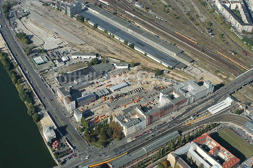 Luftbild Berlin / Friedrichshain. - Blick auf den BSR-Hof an der Warschauer Brücke und den alten Rangierbahnhof gegenüber der Oberbaumcity der HVB-Projekt in Berlin-Friedrichshain