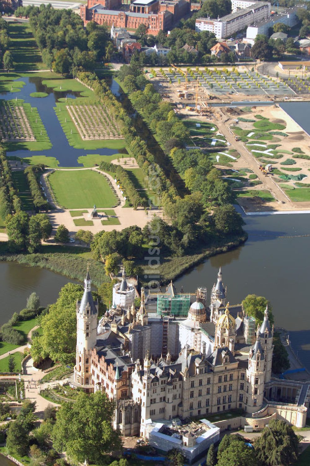 Schwerin aus der Vogelperspektive: Blick auf das BUGA 2009 - Gelände rund um den Schweriner See und das Schloss