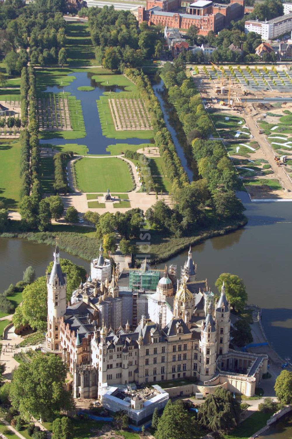 Luftbild Schwerin - Blick auf das BUGA 2009 - Gelände rund um den Schweriner See und das Schloss