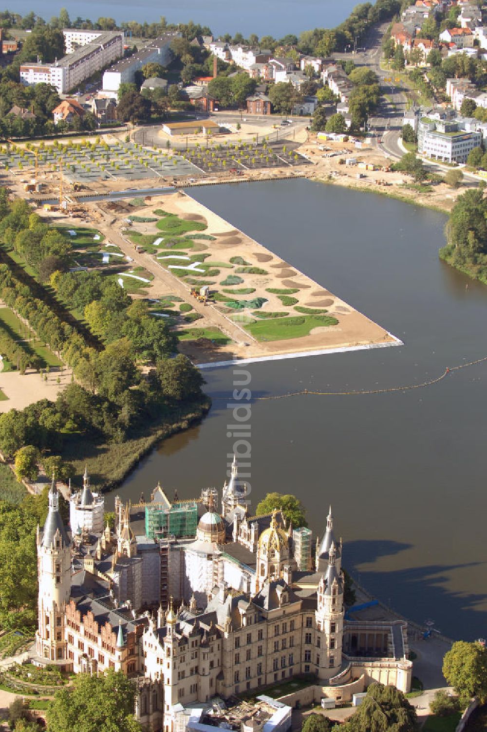 Schwerin aus der Vogelperspektive: Blick auf das BUGA 2009 - Gelände rund um den Schweriner See und das Schloss