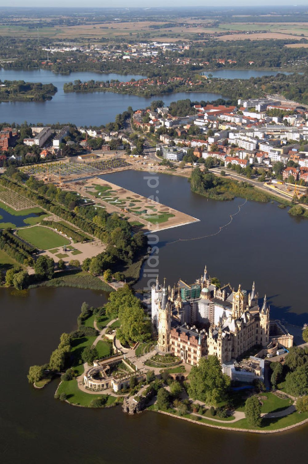 Schwerin aus der Vogelperspektive: Blick auf das BUGA 2009 - Gelände rund um den Schweriner See und das Schloss