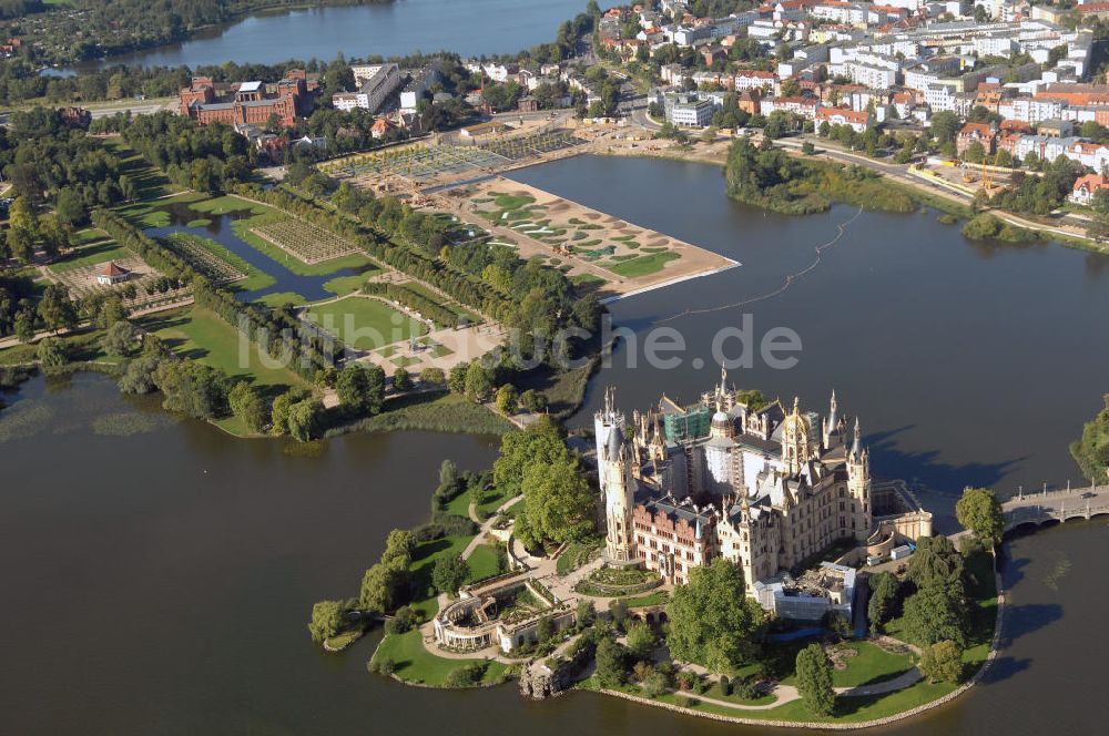 Luftbild Schwerin - Blick auf das BUGA 2009 - Gelände rund um den Schweriner See und das Schloss