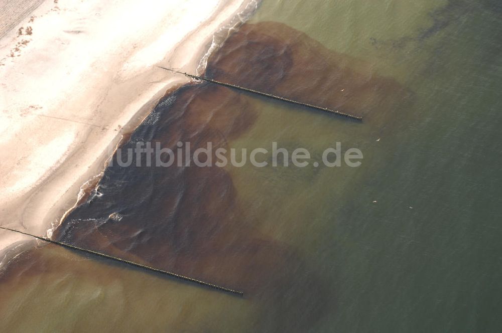 Luftbild Graal-Müritz - Blick auf die Buhnen vor dem Ostseestrand in Graal-Müritz