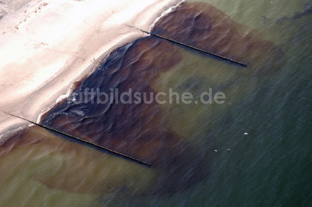 Luftaufnahme Graal-Müritz - Blick auf die Buhnen vor dem Ostseestrand in Graal-Müritz