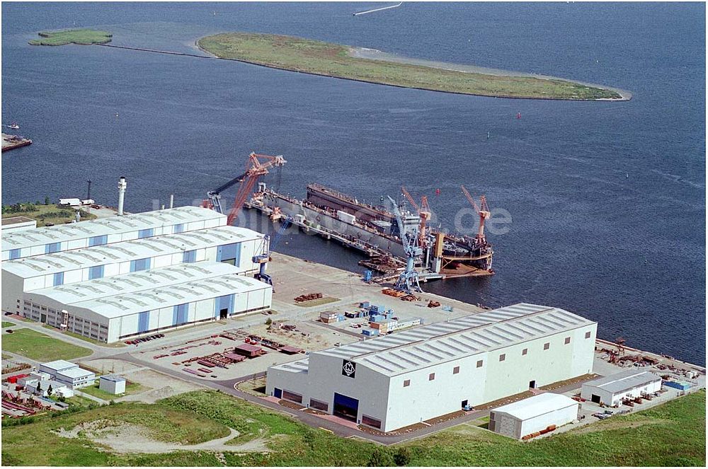 Luftaufnahme Rostock - Blick auf Bundeswehrschiff auf einem Trockendeck am Rostocker Überseehafen