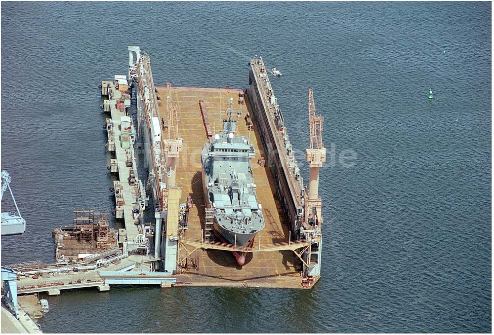 Rostock aus der Vogelperspektive: Blick auf Bundeswehrschiff auf einem Trockendeck am Rostocker Überseehafen