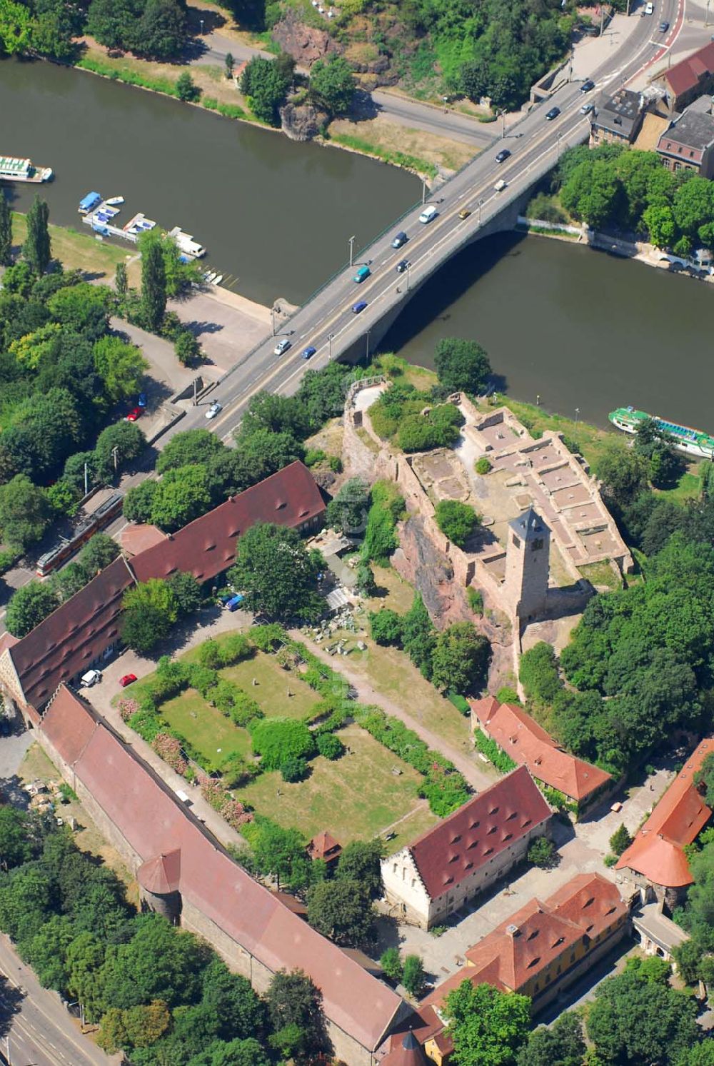 Luftaufnahme Halle/Saale - Blick auf die Burg Giebichenstein in Halle