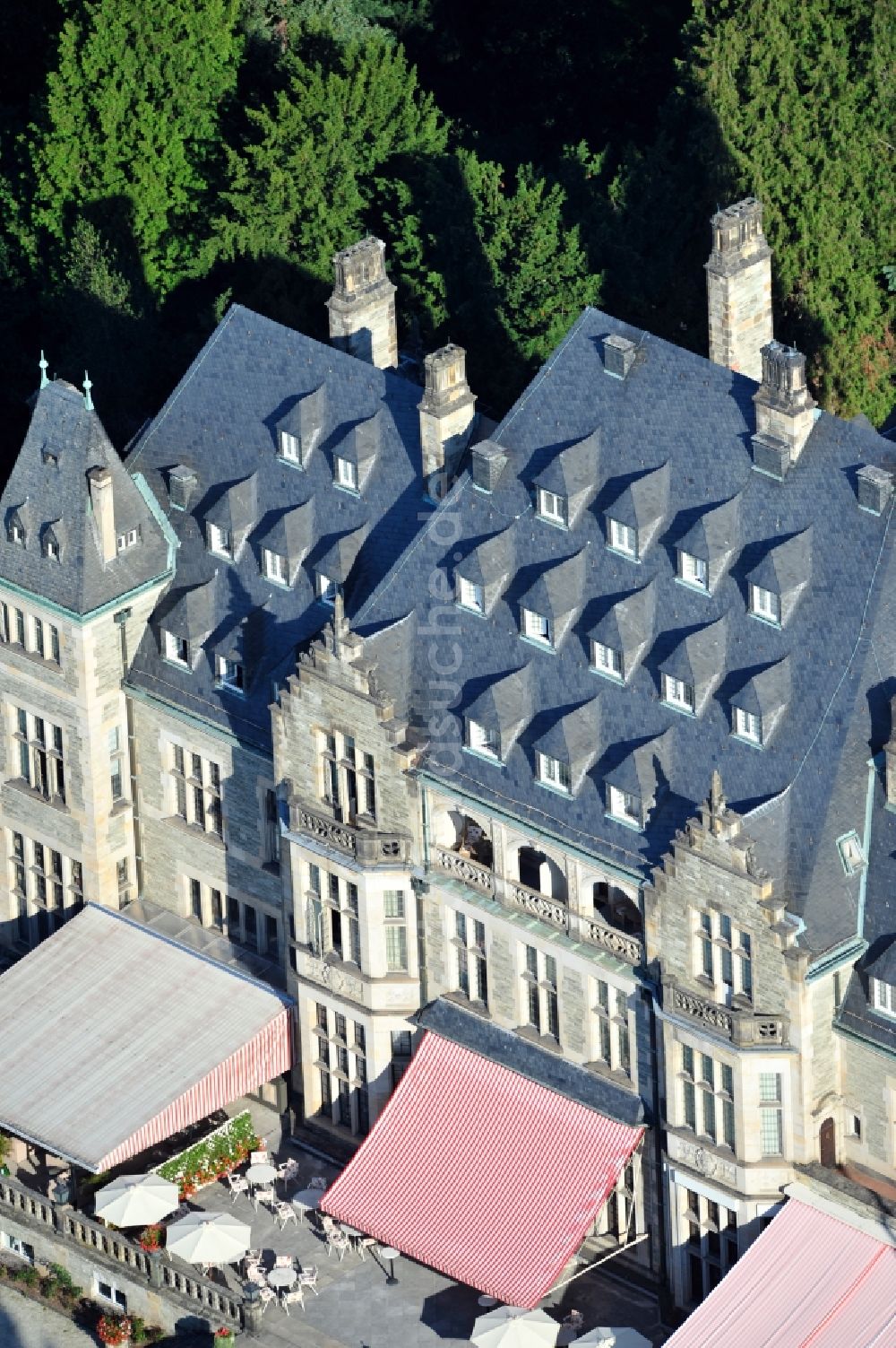 Luftaufnahme Kronberg im Taunus - Blick auf die Burg Kronberg in Kronberg im Taunus im Bundesland Hessen